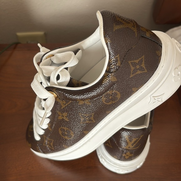 Genuine lv sneakers made in Italy size 36 - Picture 9 of 15